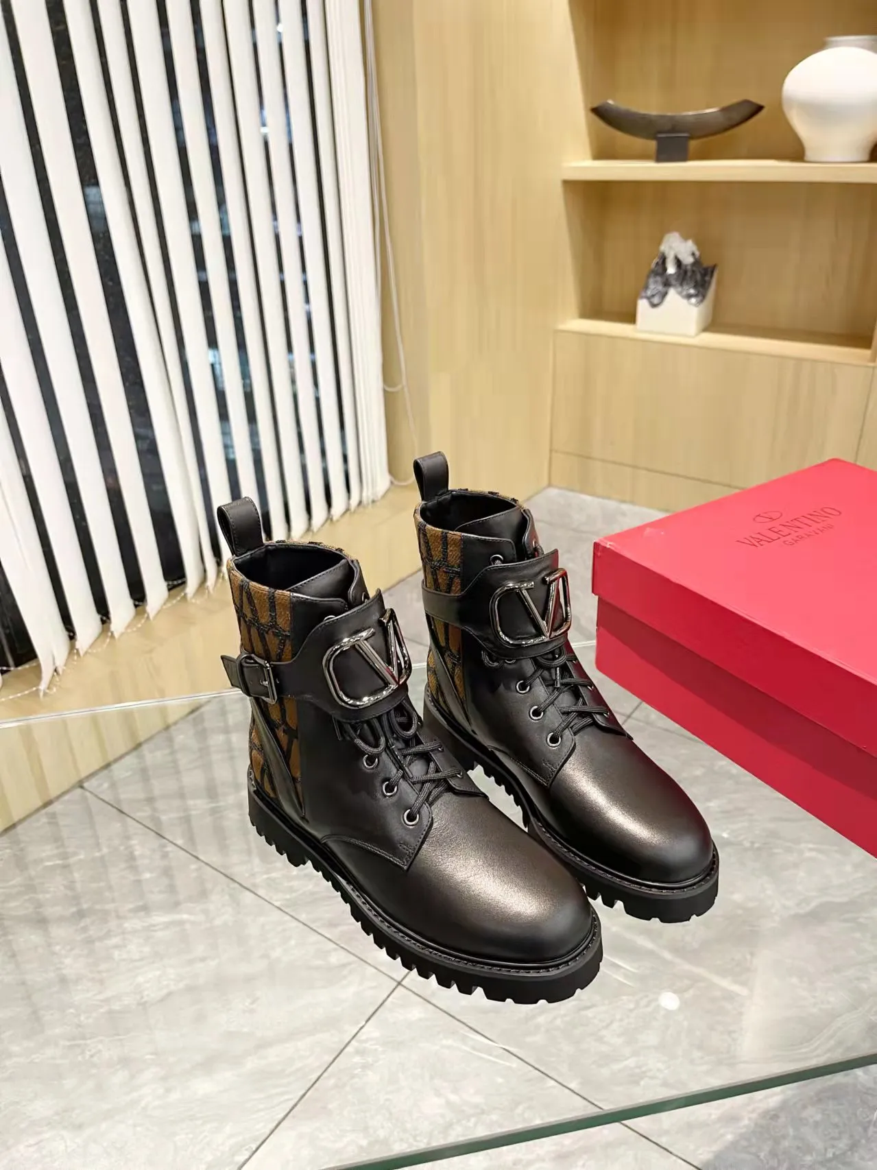 👟👟Ex-factory price 540👟👟 𝑉𝐴𝐿𝐸𝑁𝑇𝐼𝑁𝑂 Valentino's new autumn and winter Martin boots. The unique [V logo fabric print pattern] brings out a full sense of high-end, worth buying★Absolutely high-grade❥Original method Absolute sensibility❥Elegant style Create a different feeling, simple and elegant style!  Fabric: fabric printed cloth + imported cowhide. Lining: inner sheepskin. Bronze large buckle with high-end printing. Color: black, brown. Size: 35-41. (42 customized items cannot be returned or exchanged)